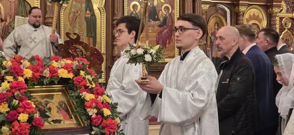 Вместе с сотнями верующих в Свято-Троицком кафедральном соборе принял участие во всенощной службе, которую провел епископ Покровский и Новоузенский Феодор Вместе с сотнями верующих в Свято-Троицком кафедральном соборе принял участие во всенощной службе, которую провел епископ Покровский и Новоузенский Феодор