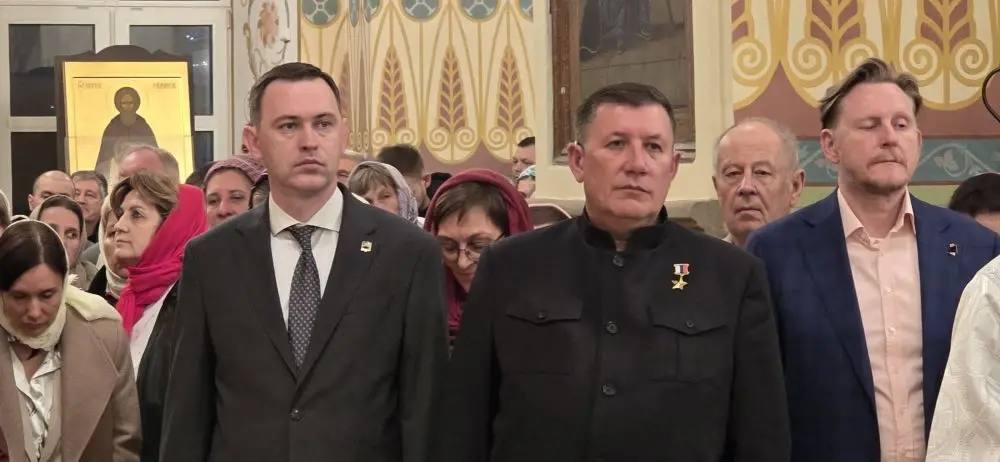 Вместе с сотнями верующих в Свято-Троицком кафедральном соборе принял участие во всенощной службе, которую провел епископ Покровский и Новоузенский Феодор Вместе с сотнями верующих в Свято-Троицком кафедральном соборе принял участие во всенощной службе, которую провел епископ Покровский и Новоузенский Феодор