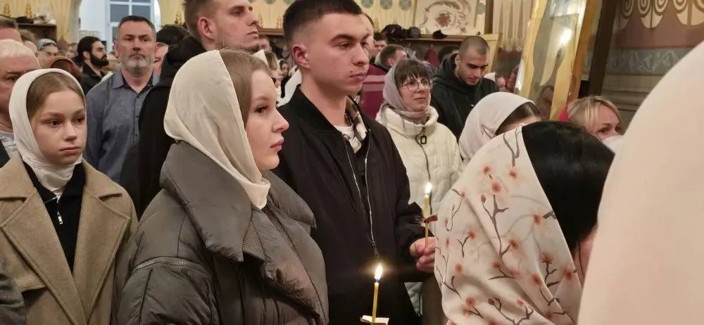 Вместе с сотнями верующих в Свято-Троицком кафедральном соборе принял участие во всенощной службе, которую провел епископ Покровский и Новоузенский Феодор Вместе с сотнями верующих в Свято-Троицком кафедральном соборе принял участие во всенощной службе, которую провел епископ Покровский и Новоузенский Феодор