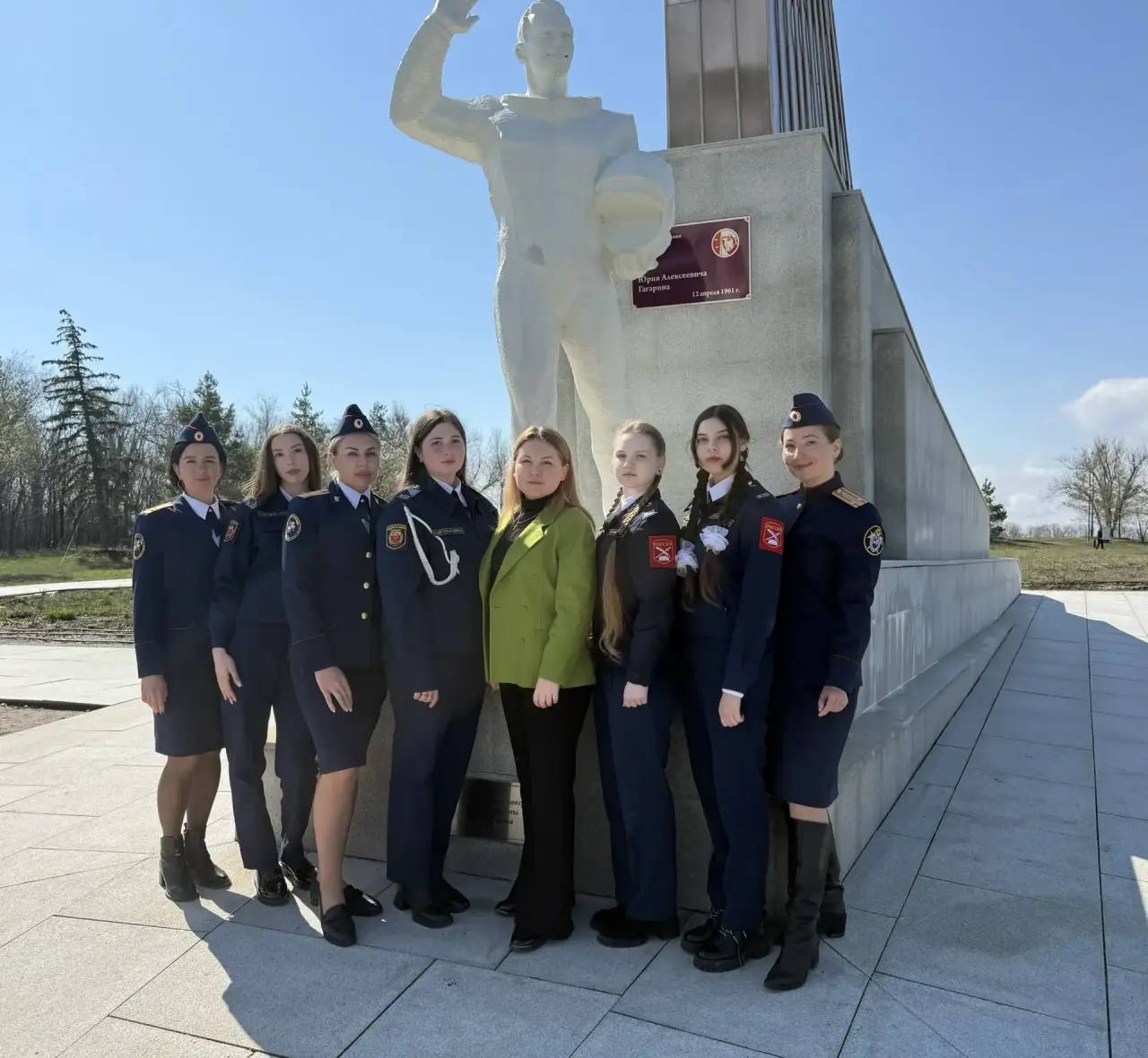Сотрудники следственного управления СК России по Саратовской области и кадеты посетили Парк покорителей космоса имени Юрия Алексеевича Гагарина