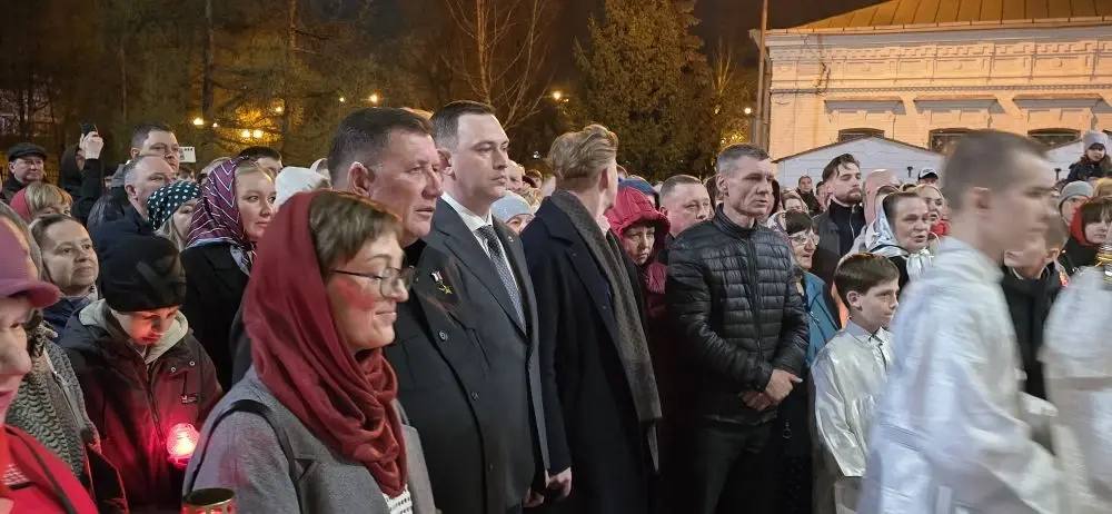 Вместе с сотнями верующих в Свято-Троицком кафедральном соборе принял участие во всенощной службе, которую провел епископ Покровский и Новоузенский Феодор Вместе с сотнями верующих в Свято-Троицком кафедральном соборе принял участие во всенощной службе, которую провел епископ Покровский и Новоузенский Феодор