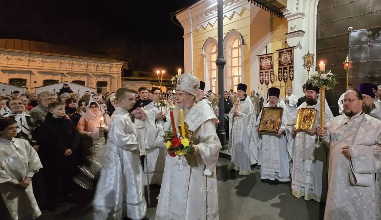 Вместе с сотнями верующих в Свято-Троицком кафедральном соборе принял участие во всенощной службе, которую провел епископ Покровский и Новоузенский Феодор Вместе с сотнями верующих в Свято-Троицком кафедральном соборе принял участие во всенощной службе, которую провел епископ Покровский и Новоузенский Феодор