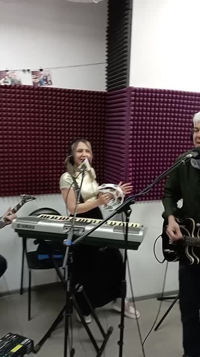 Всемирный день рок-н-ролла на "НАШЕМ" отмечают эфиром с группой "рокаролла"