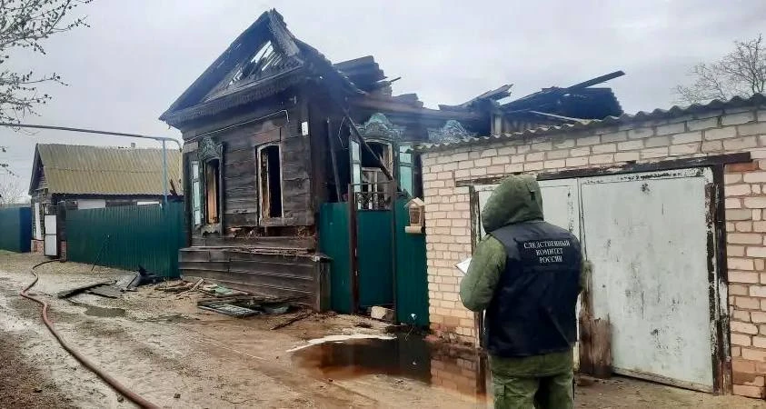 В горящем доме погибла пенсионерка