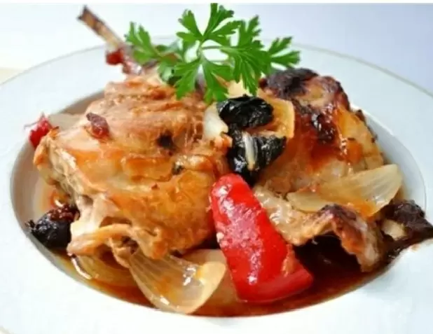 Кролик в белом вине с овощами и черносливом