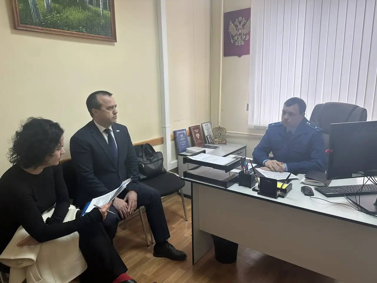 И.о. прокурора Гагаринского административного района Саратова Иван Гадлевский провел совещание по вопросу ненадлежащей организации работы по вывозу твердых коммунальных отходов на поднадзорной территории