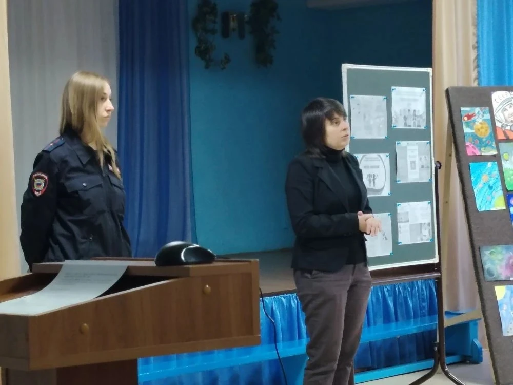 В Петровске полицейские и общественники рассказали подросткам о вреде наркотиков и предупредили об ответственности В Петровске полицейские и общественники рассказали подросткам о вреде наркотиков и предупредили об ответственности