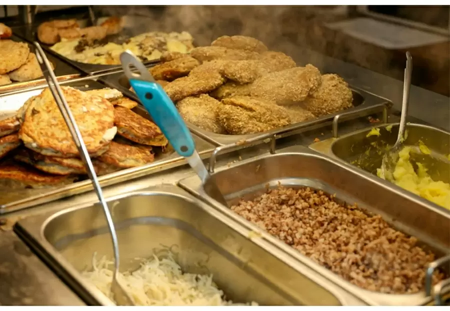 Как школьные кафе меняют меню: от котлет к курице и пельменям