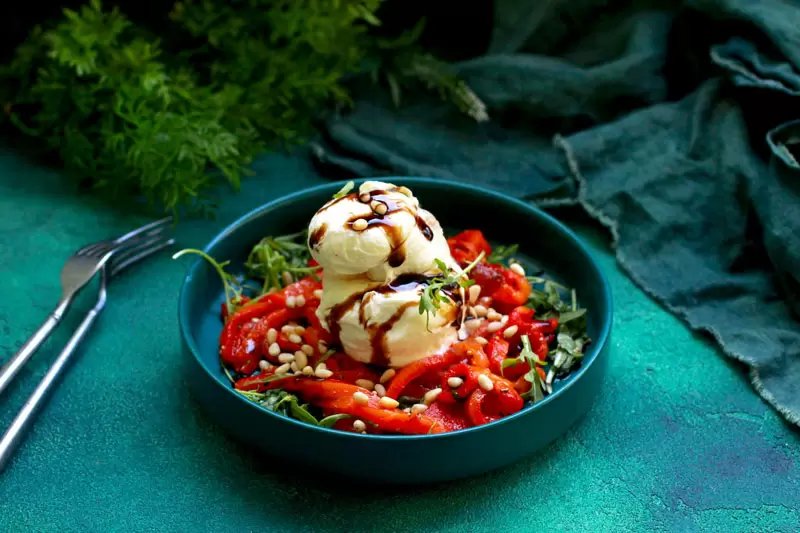 Необычная закуска: маринованные перцы с бурратой