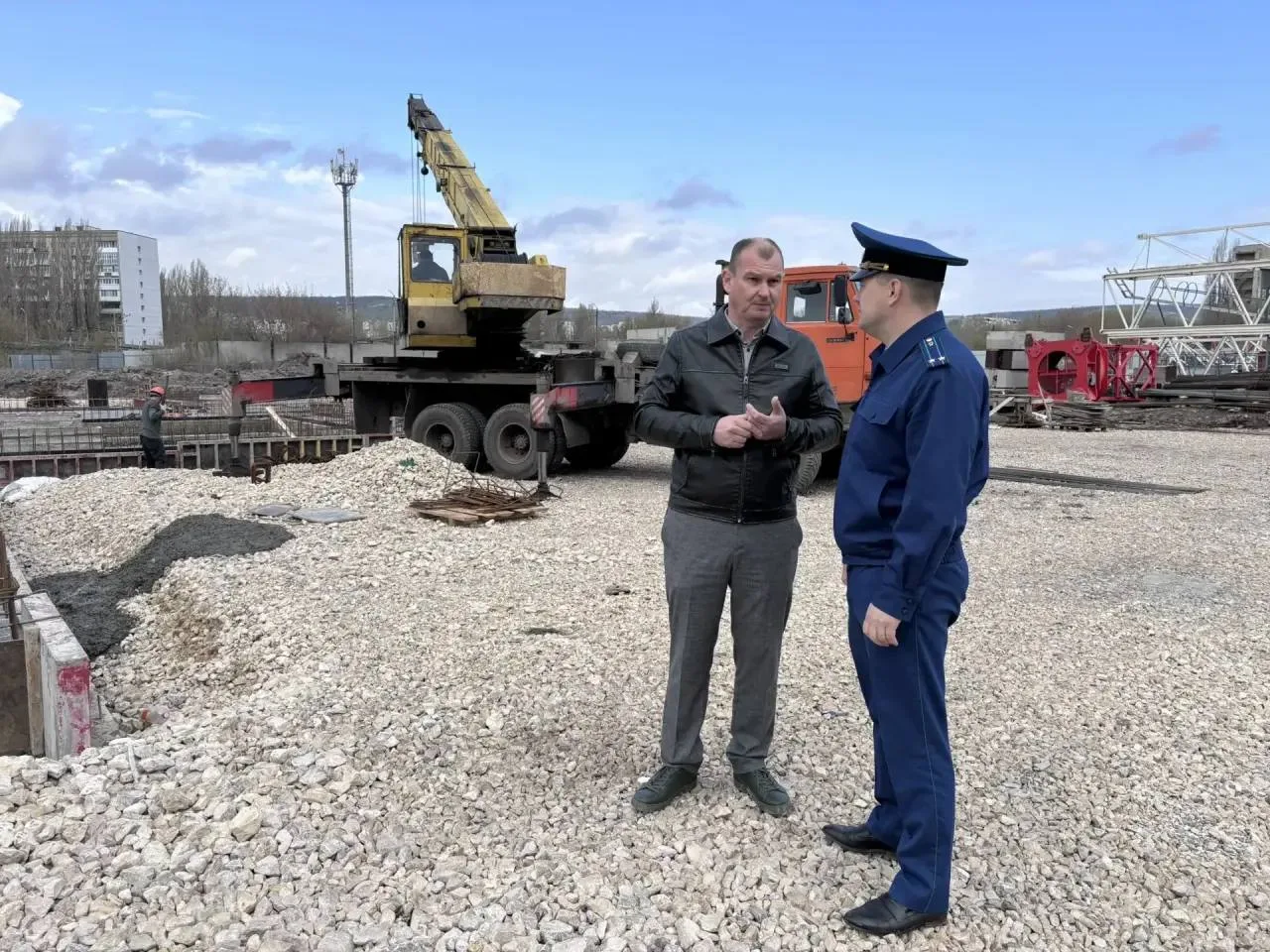 Прокурор Заводского района Саратова Артём Мурзаков провёл выездную проверку хода строительства социально значимых объектов, реализуемых в рамках национальных проектов «Образование», «Здравоохранение» и «Продолжительная и...