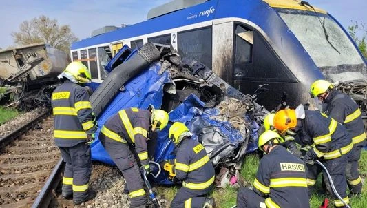 Поезд столкнулся с грузовиком в Словакии — более 20 человек пострадали и один погиб