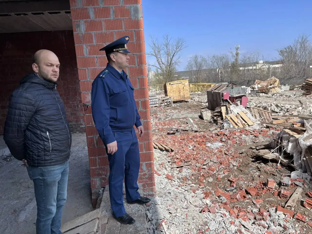 Прокурор Заводского района Саратова Артём Мурзаков провёл выездную проверку хода строительства социально значимых объектов, реализуемых в рамках национальных проектов «Образование», «Здравоохранение» и «Продолжительная и... Прокурор Заводского района Саратова Артём Мурзаков провёл выездную проверку хода строительства социально значимых объектов, реализуемых в рамках национальных проектов «Образование», «Здравоохранение» и «Продолжительная и...