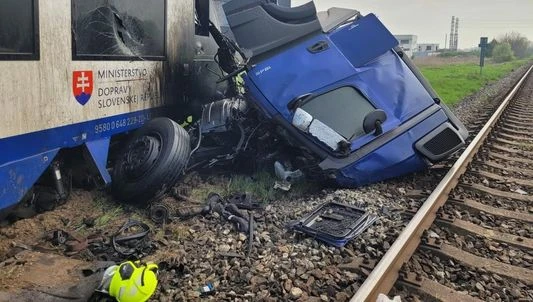 Поезд столкнулся с грузовиком в Словакии — более 20 человек пострадали и один погиб Поезд столкнулся с грузовиком в Словакии — более 20 человек пострадали и один погиб