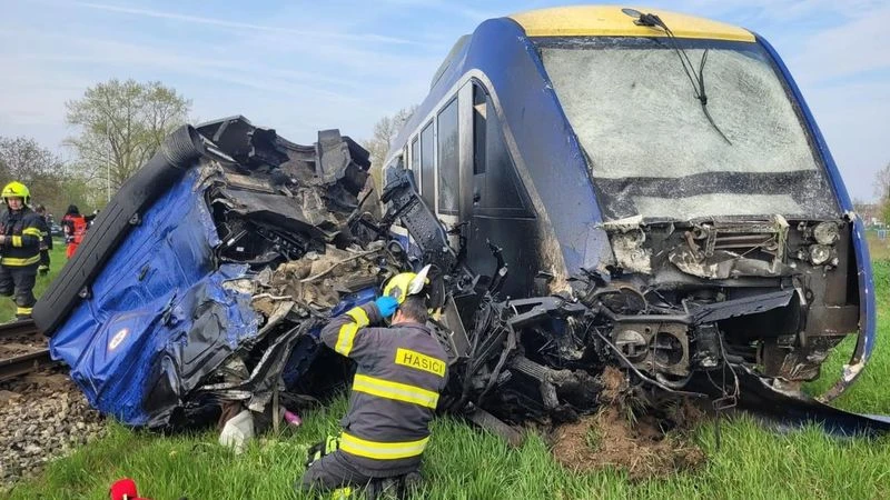 Поезд столкнулся с грузовиком в Словакии — более 20 человек пострадали и один погиб Поезд столкнулся с грузовиком в Словакии — более 20 человек пострадали и один погиб