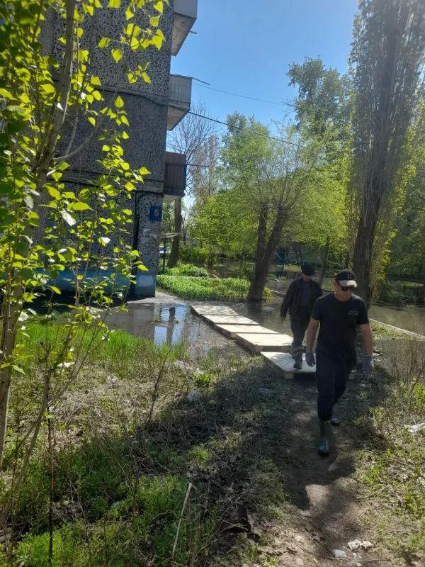 По поручению главы района Максима Леонова специалисты управления эксплуатации жилищного фонда и муниципального жилищного контроля администрации района совместно с управляющими компаниями проводят работу по установке... По поручению главы района Максима Леонова специалисты управления эксплуатации жилищного фонда и муниципального жилищного контроля администрации района совместно с управляющими компаниями проводят работу по установке...