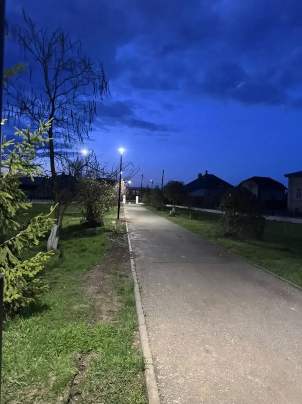 В рамках госпрограммы «Комплексное развитие сельских территорий» в парке села Красный Яр установили 16 фонарей уличного освещения и прожекторы для подсветки памятника в ночное время В рамках госпрограммы «Комплексное развитие сельских территорий» в парке села Красный Яр установили 16 фонарей уличного освещения и прожекторы для подсветки памятника в ночное время