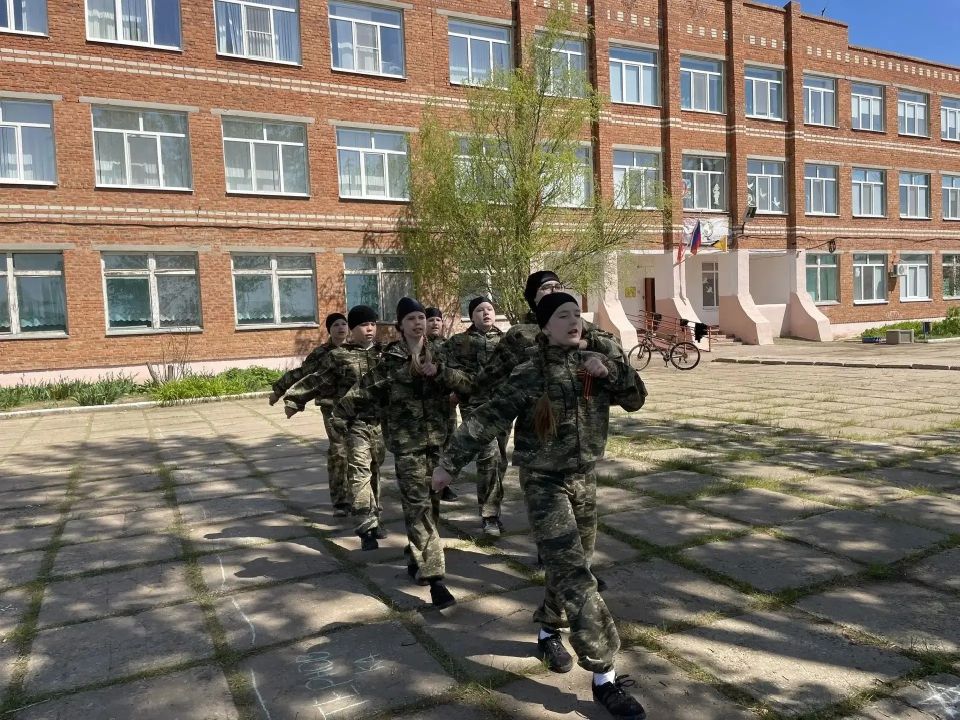 В школе с. Терновка имени А.П. Калашникова прошла военно-спортивная игра «Защитники Отечества» В школе с. Терновка имени А.П. Калашникова прошла военно-спортивная игра «Защитники Отечества»