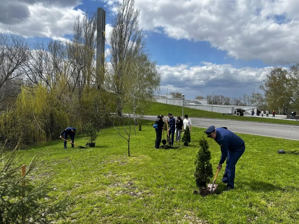 В преддверии 81-летия Победы в Великой Отечественной войне работники прокуратуры Волжского района города Саратова высадили деревья в Парке Победы у Мемориального комплекса «Журавли» В преддверии 81-летия Победы в Великой Отечественной войне работники прокуратуры Волжского района города Саратова высадили деревья в Парке Победы у Мемориального комплекса «Журавли»