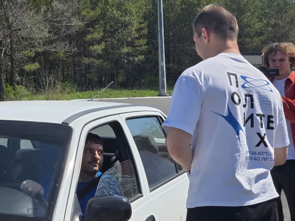 Георгиевские ленты вручили автомобилистам у памятника воинам-водителям в Саратове Георгиевские ленты вручили автомобилистам у памятника воинам-водителям в Саратове
