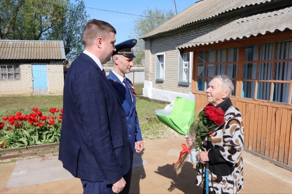 Прокурор Ершовского района Дмитрий Гончаров совместно с временно исполняющим полномочия главы района Андреем Шубиным поздравили с наступающим праздником местную жительницу - труженицу тыла Белохвостову Нину Ивановну