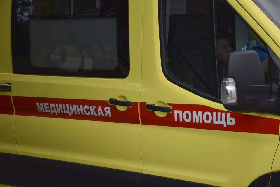 В Саратове 94-летняя пенсионерка упала с носилок во время госпитализации и позже умерла