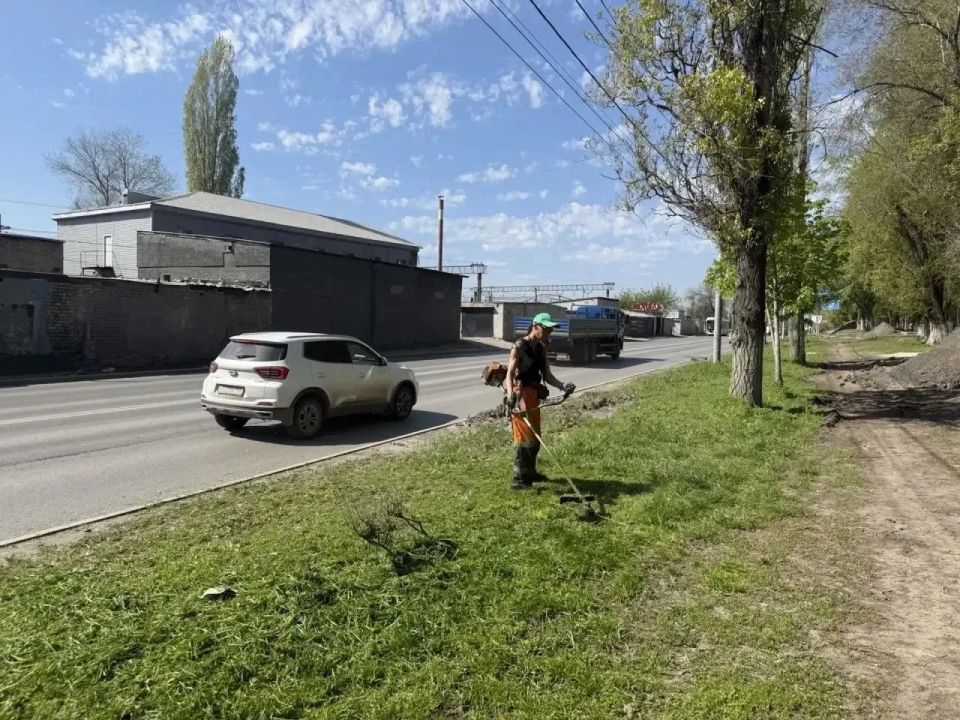 Продолжаются работы по благоустройству Продолжаются работы по благоустройству