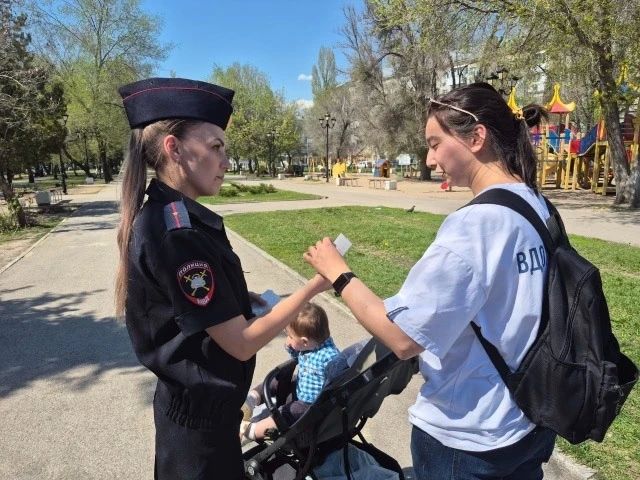 Саратовские полицейские провели акцию "Засветись!" в сквере "Рубин" Саратовские полицейские провели акцию "Засветись!" в сквере "Рубин"