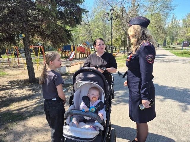 Саратовские полицейские провели акцию "Засветись!" в сквере "Рубин"
