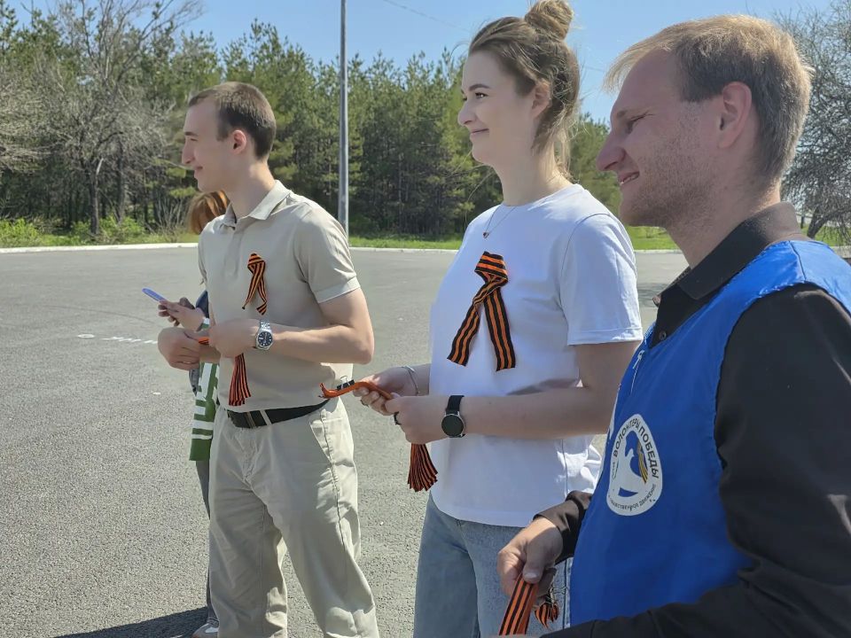 Георгиевские ленты вручили автомобилистам у памятника воинам-водителям в Саратове Георгиевские ленты вручили автомобилистам у памятника воинам-водителям в Саратове