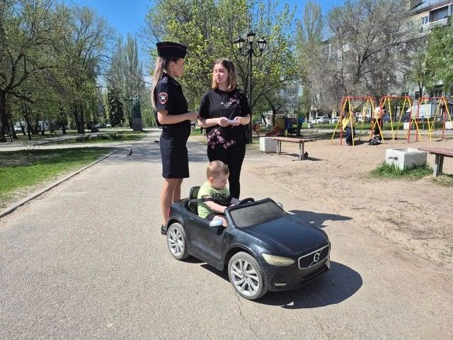 Саратовские полицейские провели акцию "Засветись!" в сквере "Рубин" Саратовские полицейские провели акцию "Засветись!" в сквере "Рубин"