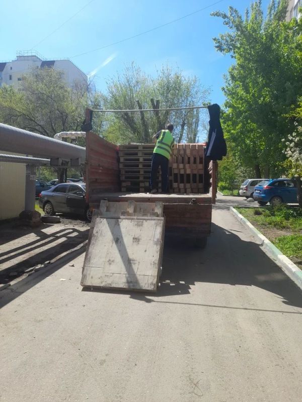 По поручению главы района Максима Леонова специалисты управления эксплуатации жилищного фонда и муниципального жилищного контроля администрации района совместно с управляющими компаниями проводят работу по установке... По поручению главы района Максима Леонова специалисты управления эксплуатации жилищного фонда и муниципального жилищного контроля администрации района совместно с управляющими компаниями проводят работу по установке...