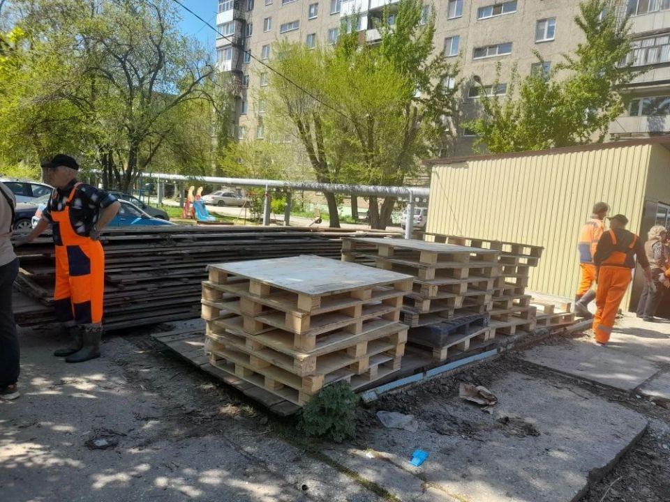 По поручению главы района Максима Леонова специалисты управления эксплуатации жилищного фонда и муниципального жилищного контроля администрации района совместно с управляющими компаниями проводят работу по установке... По поручению главы района Максима Леонова специалисты управления эксплуатации жилищного фонда и муниципального жилищного контроля администрации района совместно с управляющими компаниями проводят работу по установке...
