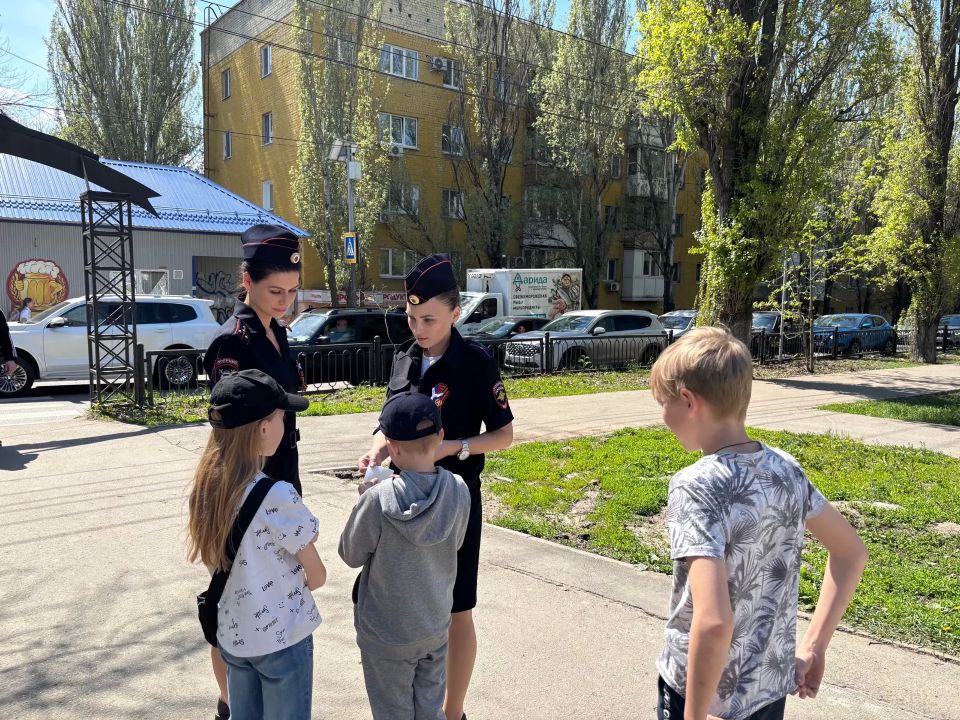 Саратовские полицейские провели акцию "Засветись!" в сквере "Рубин" Саратовские полицейские провели акцию "Засветись!" в сквере "Рубин"