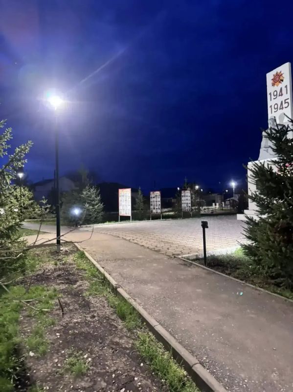 В рамках госпрограммы «Комплексное развитие сельских территорий» в парке села Красный Яр установили 16 фонарей уличного освещения и прожекторы для подсветки памятника в ночное время В рамках госпрограммы «Комплексное развитие сельских территорий» в парке села Красный Яр установили 16 фонарей уличного освещения и прожекторы для подсветки памятника в ночное время