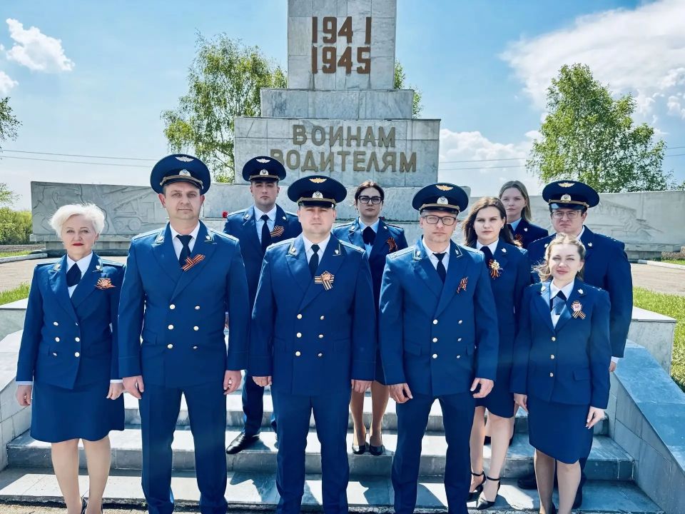 В преддверии 81-ой годовщины Победы советского народа в Великой Отечественной войне прокурор Заводского района Саратова Артем Мурзаков и работники прокуратуры района возложили цветы к монументу воинам-водителям на Алтынной...