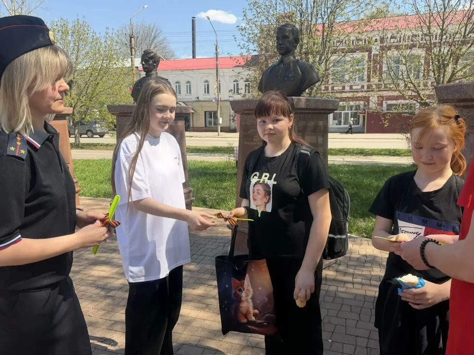 В Петровске полицейские и общественники поддержали Всероссийскую акцию «Георгиевская ленточка»