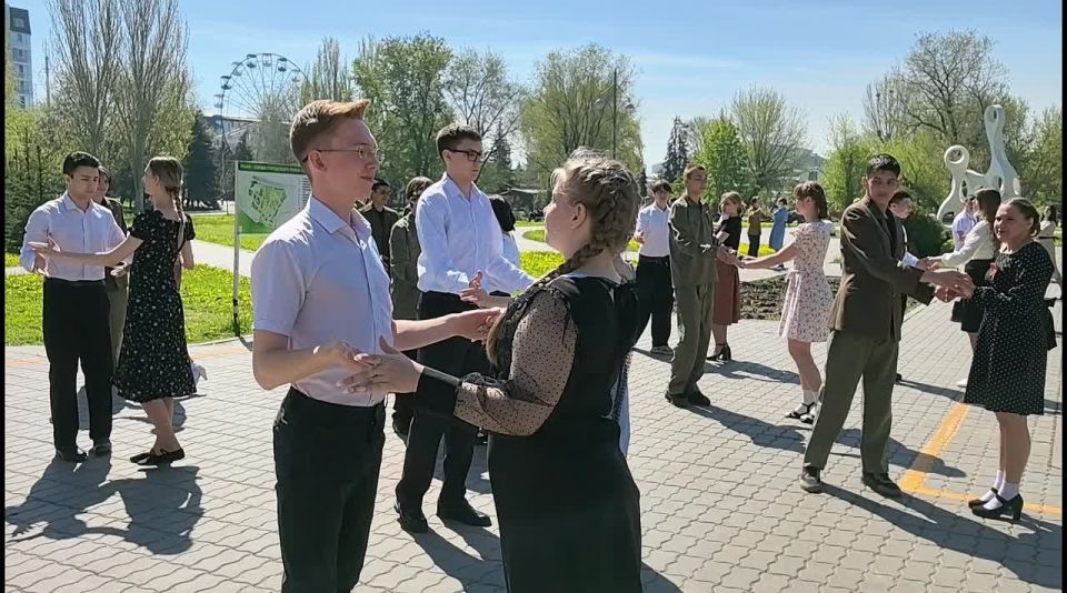 Энгельсская молодёжь провела патриотическую акцию «Вальс Победы»