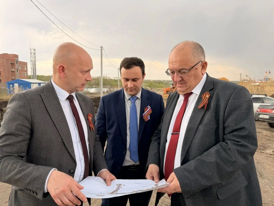 Посетил микрорайон «Зелёная Горка» в Кировском районе, где продолжается строительство автомобильной дороги