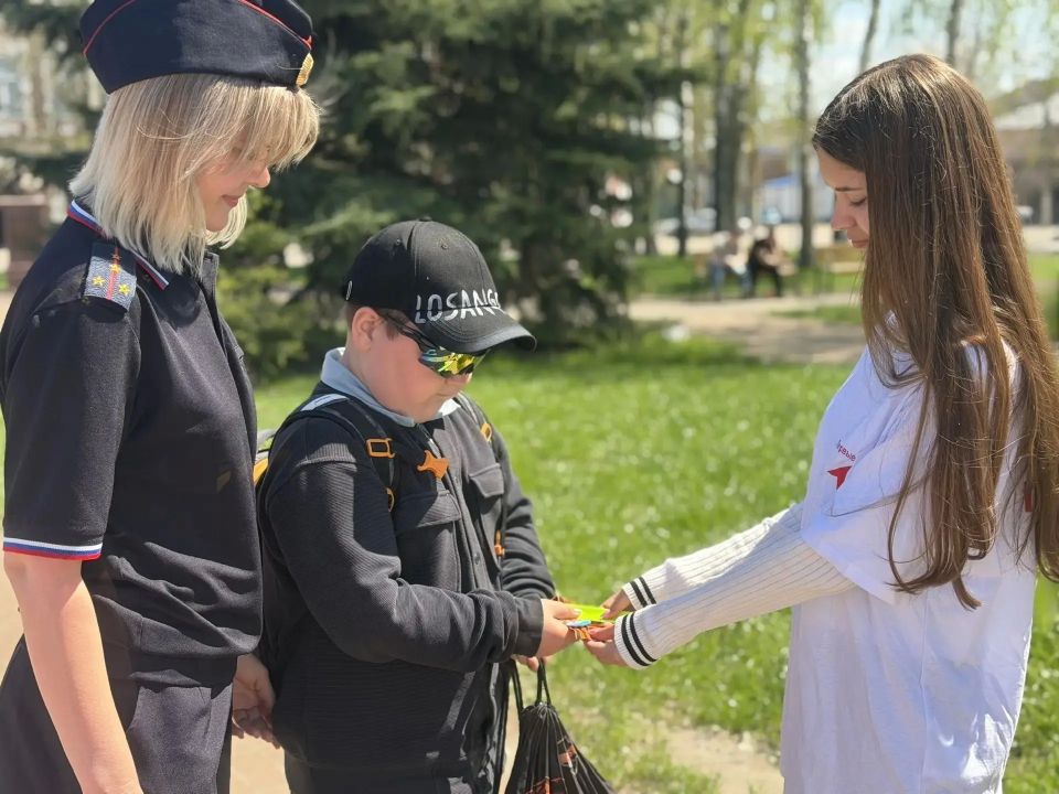 В Петровске полицейские и общественники поддержали Всероссийскую акцию «Георгиевская ленточка» В Петровске полицейские и общественники поддержали Всероссийскую акцию «Георгиевская ленточка»
