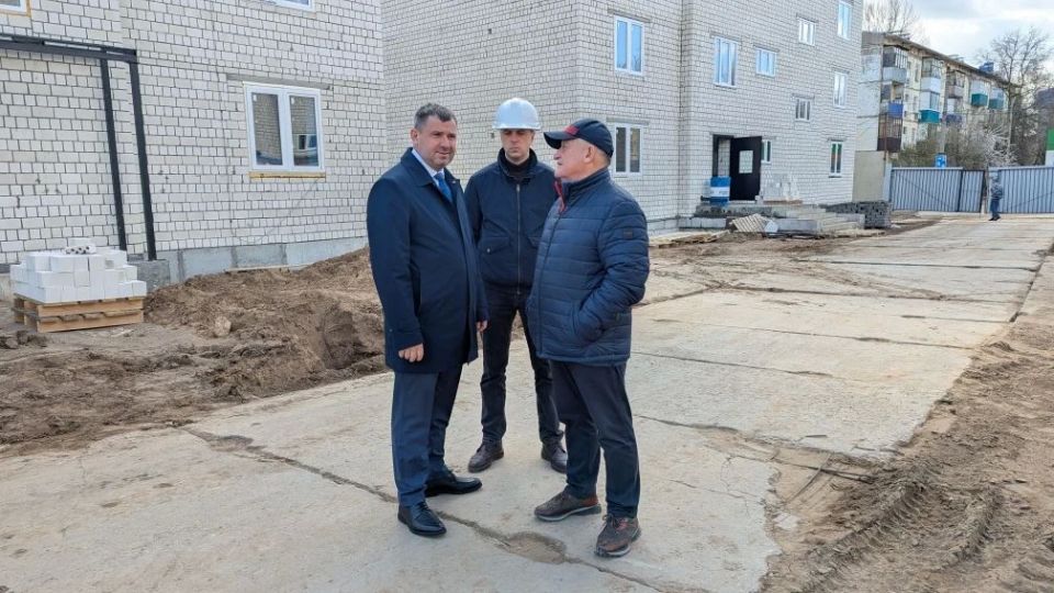 Посетили строительную площадку, где возводят дома для детей - сирот