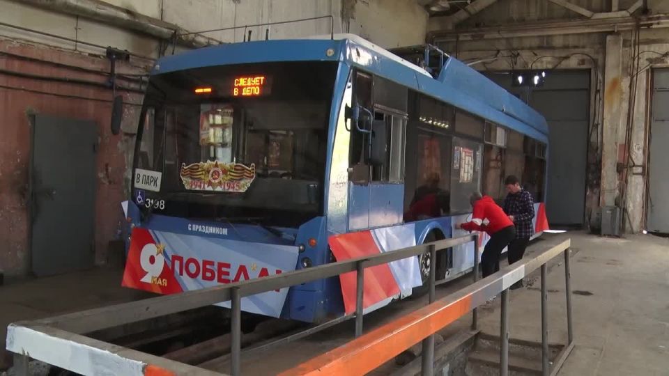 По улицам Энгельса курсирует «Троллейбус Победы»