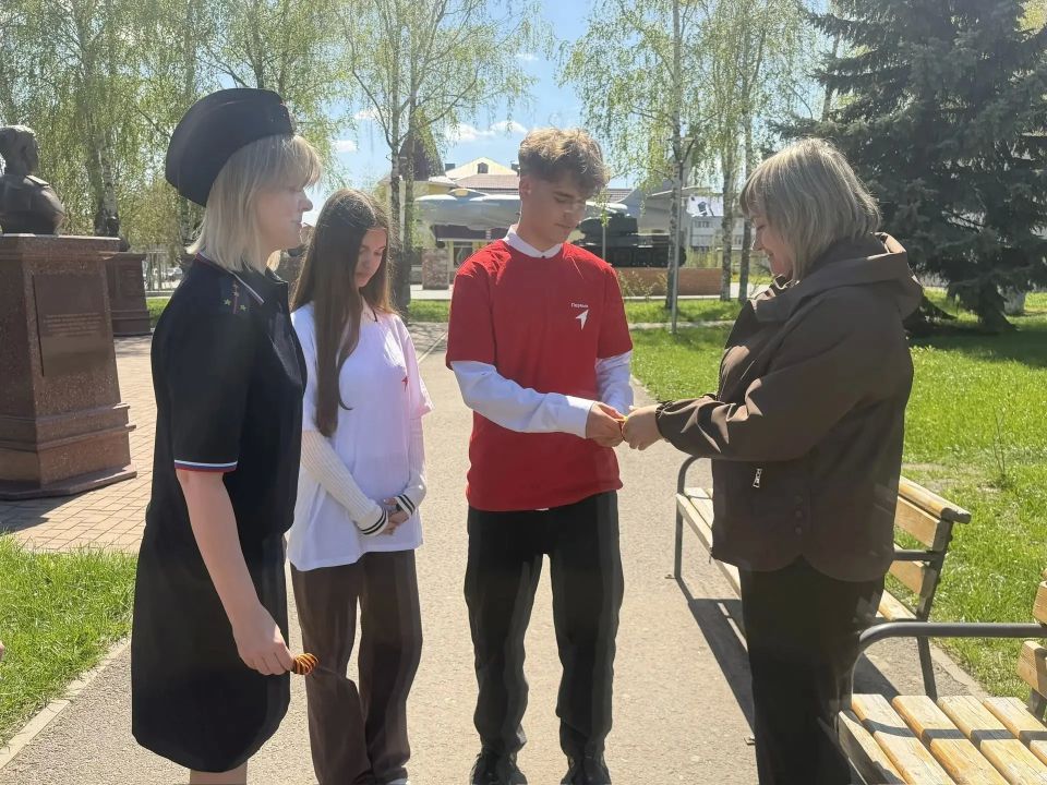 В Петровске полицейские и общественники поддержали Всероссийскую акцию «Георгиевская ленточка» В Петровске полицейские и общественники поддержали Всероссийскую акцию «Георгиевская ленточка»