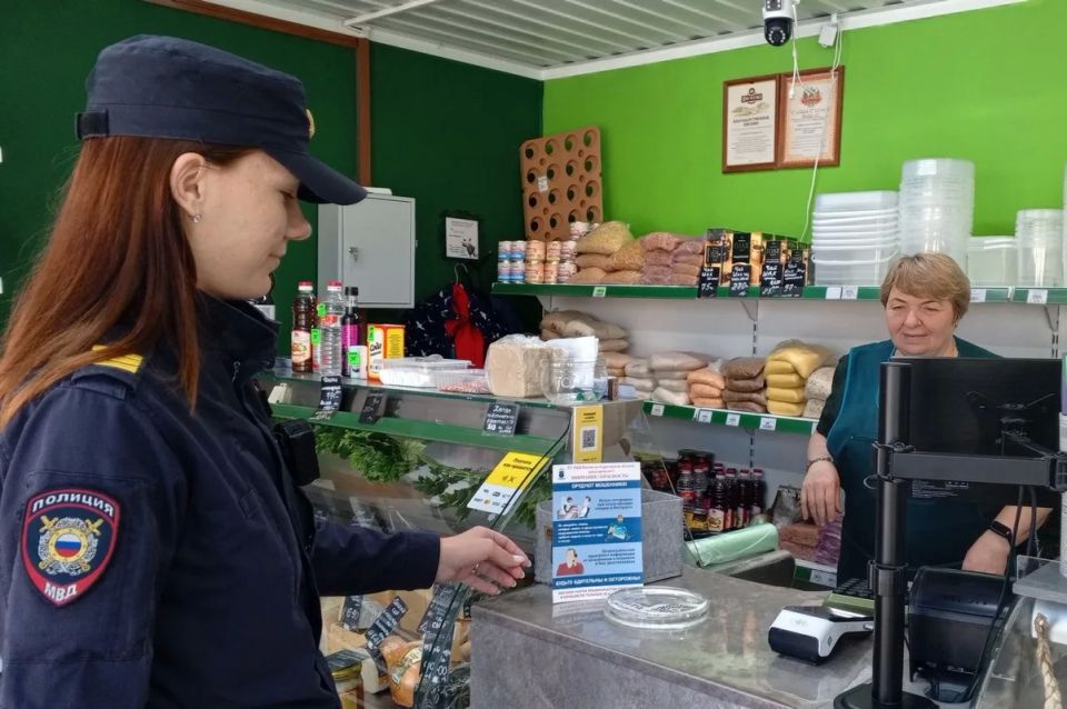 Полицейские напомнили жителям Татищево о мерах профилактики мошенничества Полицейские напомнили жителям Татищево о мерах профилактики мошенничества