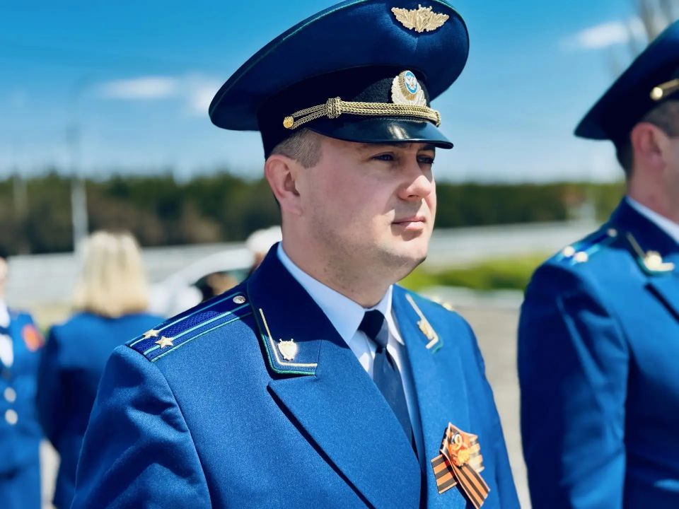 В преддверии 81-ой годовщины Победы советского народа в Великой Отечественной войне прокурор Заводского района Саратова Артем Мурзаков и работники прокуратуры района возложили цветы к монументу воинам-водителям на Алтынной... В преддверии 81-ой годовщины Победы советского народа в Великой Отечественной войне прокурор Заводского района Саратова Артем Мурзаков и работники прокуратуры района возложили цветы к монументу воинам-водителям на Алтынной...