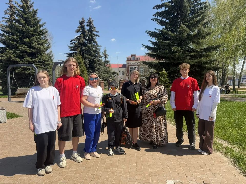 В Петровске полицейские и общественники поддержали Всероссийскую акцию «Георгиевская ленточка» В Петровске полицейские и общественники поддержали Всероссийскую акцию «Георгиевская ленточка»