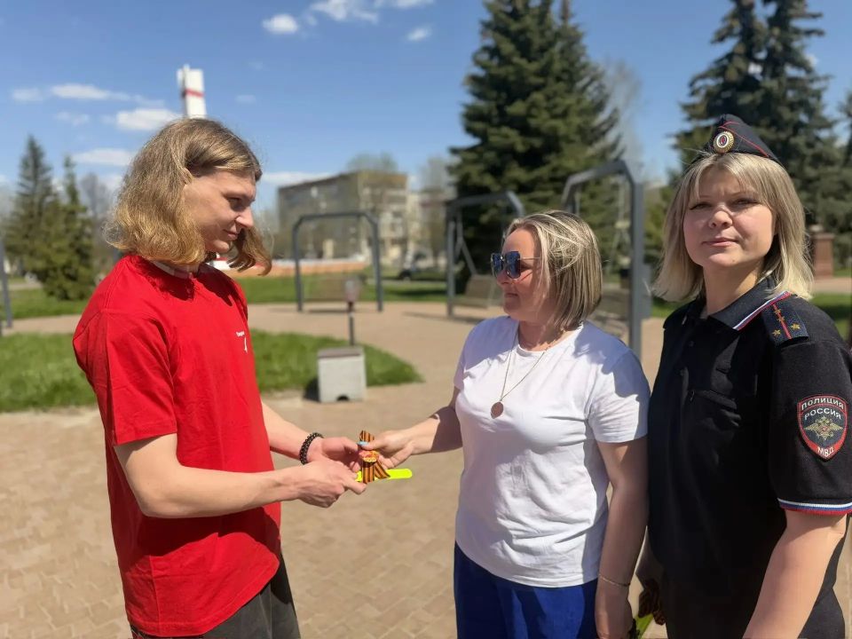 В Петровске полицейские и общественники поддержали Всероссийскую акцию «Георгиевская ленточка» В Петровске полицейские и общественники поддержали Всероссийскую акцию «Георгиевская ленточка»