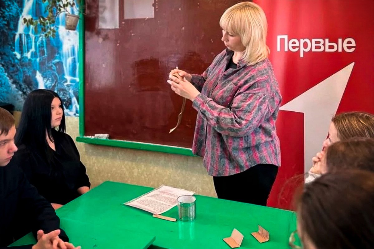 Саратовские волонтёры научили школьников делать блиндажные свечи