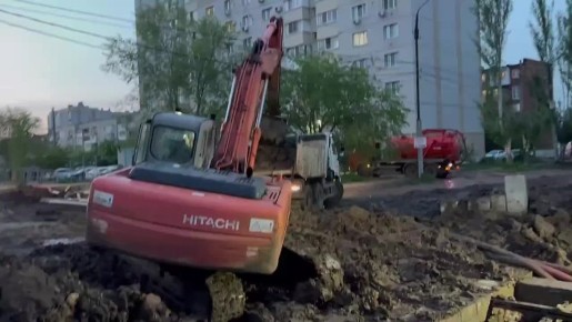 На улице Менделеева продолжаются подготовительные работы для прокладки нового трубопровода методом горизонтально направленного бурения