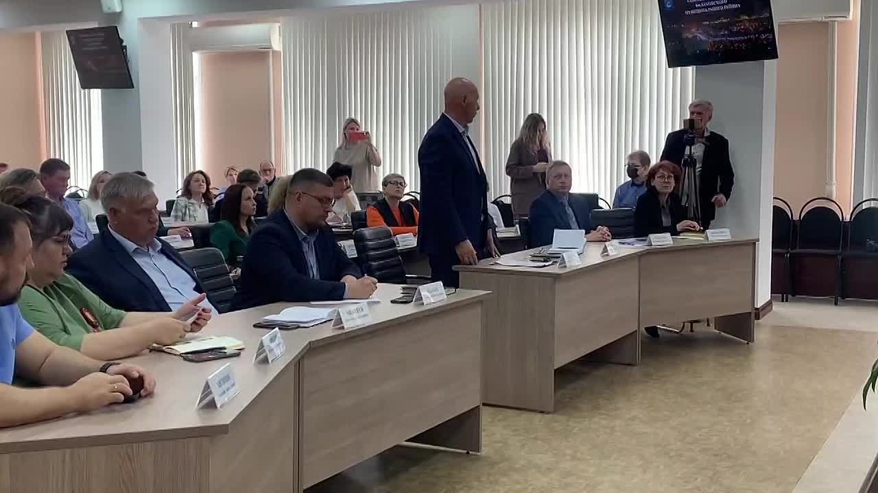 В социальных сетях появились фотографии и видеозаписи, на которых видно, что в водоёме недалеко от СНТ «Автомобилист» гибнет рыба