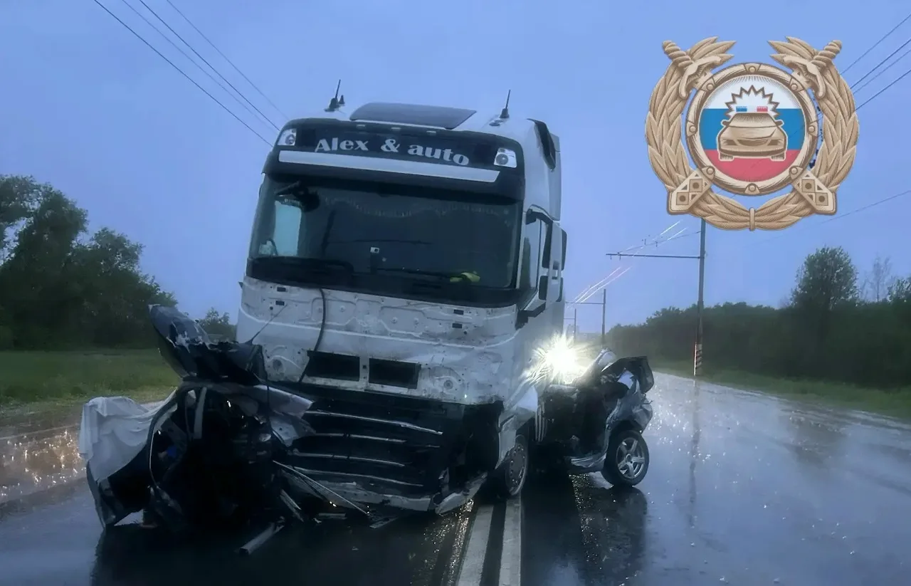 В Балаковском районе «Мицубиси» разорвало на части после ДТП с большегрузом В Балаковском районе «Мицубиси» разорвало на части после ДТП с большегрузом